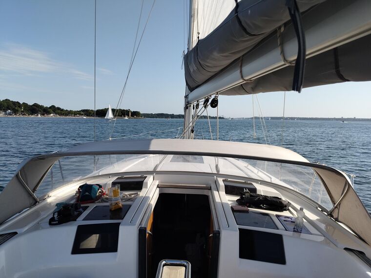 Blick über das Cockpit einer Segelyacht auf die sommerliche Kieler Förde