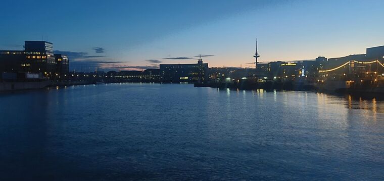 Der Kieler Hafen zur blauen Stunde, Lichter spiegeln sich im Wasser